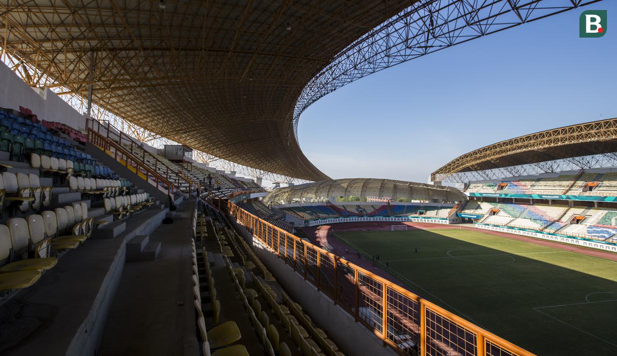 Suasana dari Stadion Wibawa Mukti di Cikarang, Jawa Barat, Senin (10/9/2018). Stadion dengan kapasitas 28.778 ini mulai digunakan sejak tahun 2014 lalu. (Bola.com/Vitalis Trisna)