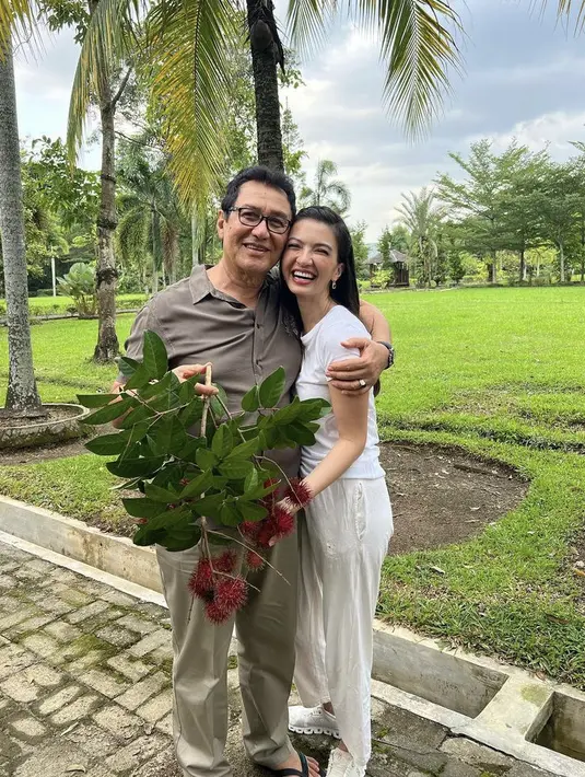 Bersama sang ayah, Raline pun nampak memetik rambutan di belakang rumahnya. Raline pun tampil dengan gaya santai. (@ralineshah)