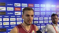 Arturs Zagars menjadi salah satu pemain yang berperan penting membantu Latvia menunbangkan Brasil dalam laga FIBA World Cup 2023 di Indonesia Arena, Minggu (3/9/2023). (Liputan6.com/Melinda Indrasari)