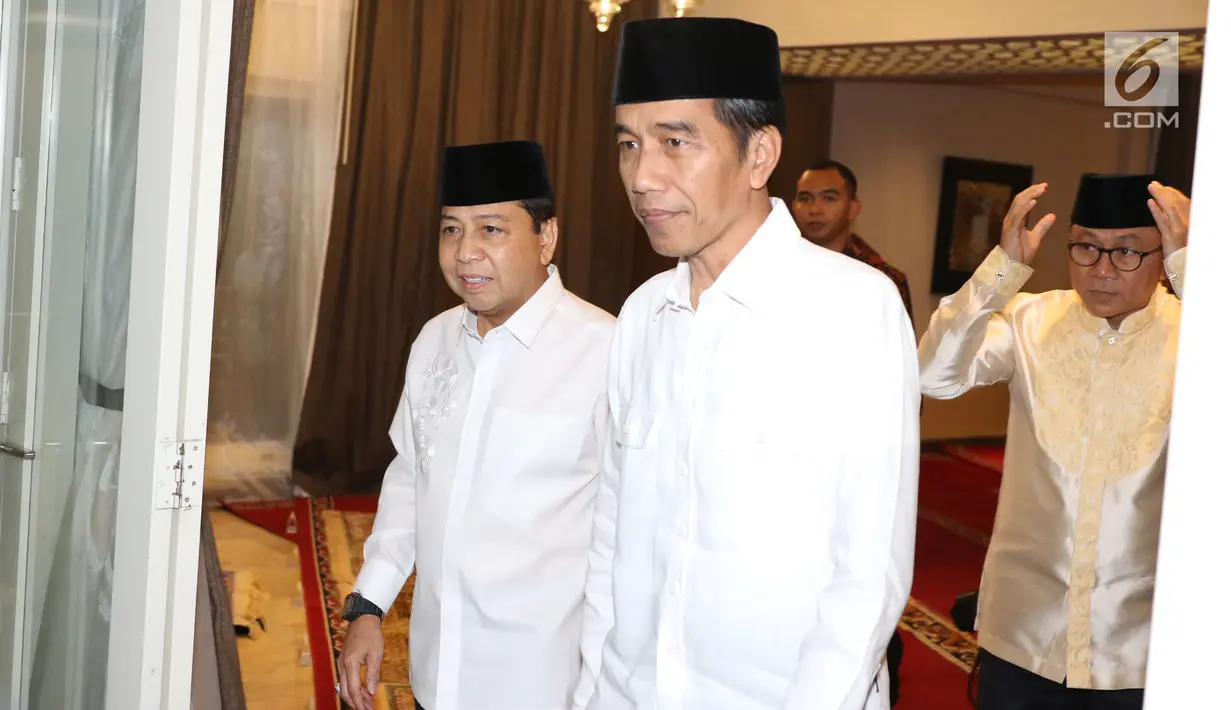 Presiden Joko Widodo (Jokowi) menghadiri acara buka puasa bersama di rumah dinas Ketua DPR Setya Novanto, Jakarta, Senin (5/6). Buka puasa bersama tersebut untuk menjalin silahturahmi antara lembaga legislatif dan eksekutif. (Liputan6.com/Angga Yuniar)
