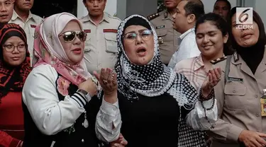 Elvy Sukaesih akhirnya muncul ke muka publik setelah peristiwa penangkapan anak-anaknya. Elvy berkali-kali mengucap permohonan maaf yang ditujukan pada penggemar. 