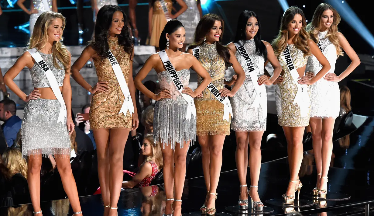 Puteri Indonesia 2015 Anindya Kusuma Putri bersama kontestan lainnya dalam ajang Miss Universe 2015 di The AXIS Las Vegas, AS, Minggu (20/12). Kontestan asal Indonesia itu berhasil masuk ke-15 besar. (Ethan Miller/Getty Images/AFP)