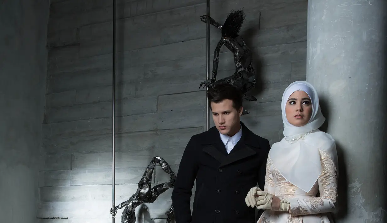 Risty Tagor; Hijab,dress dan sarung tangan by by Normamoi IG @normahauri, kalung by number9 IG @nubernineonline. Stuart Collin:  blazer by Yudhistira IG @yudhistira_tyra. Make up by Devrio, Fashion Stylist Iwan Latiff. (M. Akrom Sukarya/Bintang.com)