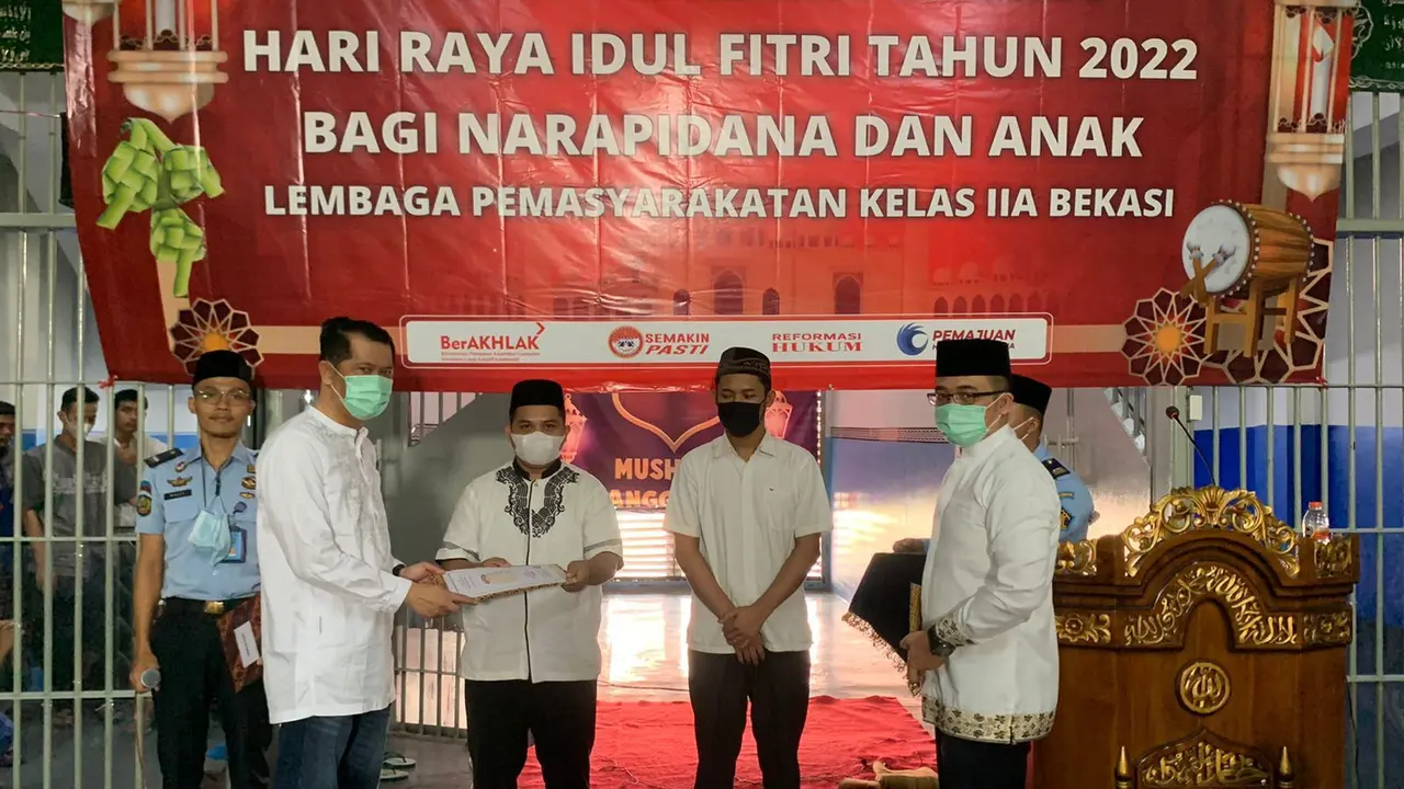 Pemberian remisi khusus Idul Fitri 1443 H kepada 1.343 warga binaan Lapas Kelas IIA Bekasi dilakukan secara simbolis. (Liputan6.com/Bam Sinulingga)