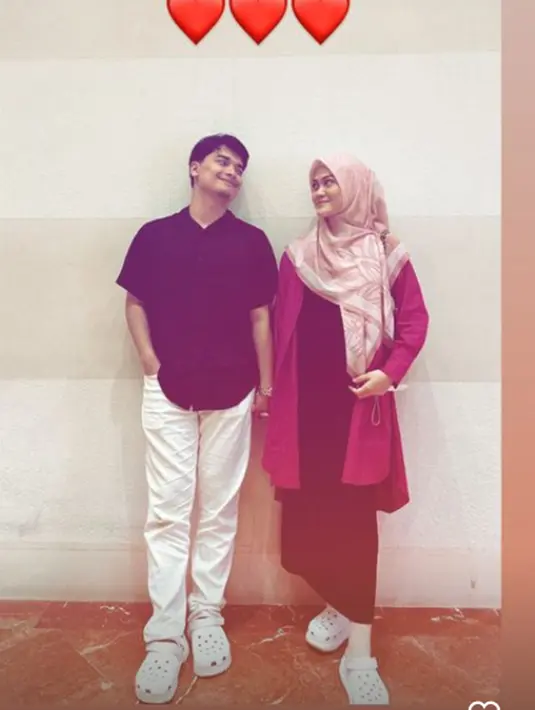 Sebentar lagi dikaruniai anak pertama, kebersamaan Alvin Faiz dan Henny Rahman ini bak pasangan ABG. Bahkan OOTD yang dikenakan oleh Henny pun tidak memperlihatkan dirinya seperti sedang hamil. Sejak menikah dan kini akan segera dikaruniai anak pertama, pasangan ini tetap terlihat romantis, meski di awal pernikahan dulu keduanya jadi sorotan dan ramai dihujat oleh netizen. (Liputan6.com/IG/@hennyyrahman)