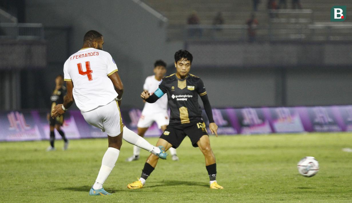 Pemain PSM Makassar, Yuran Fernandes (kiri) melepaskan umpan di depan pemain Dewa United FC, Rangga Muslim saat laga pekan ke-10 BRI Liga 1 2022/2023 antara Dewa United FC melawan PSM Makassar di Stadion Indomilk Arena, Tangerang, Kamis (15/9/2022). (Bola.com/Muhammad Aldiansyah)