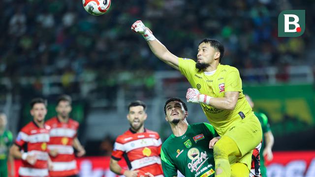 Foto: Melihat Tangguhnya Diky Indriyana di Bawah Mistar Gawang Madura United, Sukses Buat Penyerang Persebaya Frustrasi