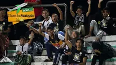 Lagu khas Arema Cronus sampai menggema di Malaysia. Ialah suporter T-Team yang menyanyikan lagu yang menyemangati para pemain Arema Cronus di Stadion Perak, Ipoh, Malaysia, Sabtu (30/1/2016) malam waktu setempat.