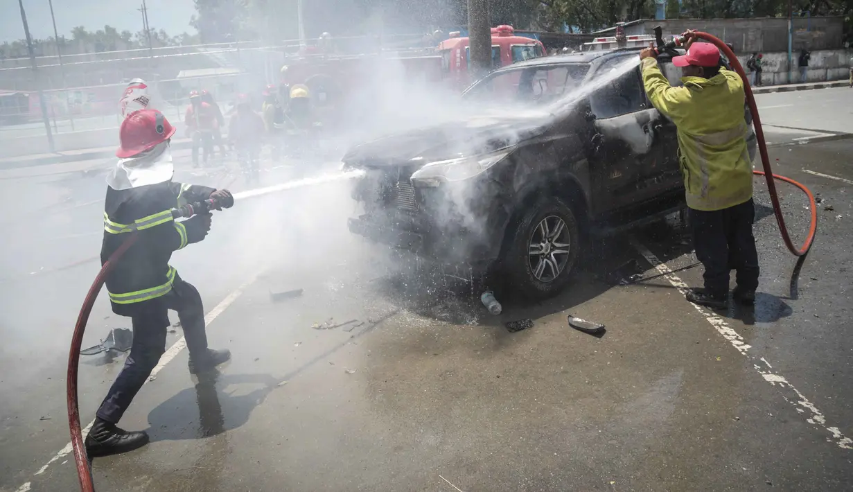 Unjuk rasa yang digelar di dekat gedung Parlemen Nasional di ibu kota Dili sejak Senin (15/9/2025) itu untuk menentang rencana pembelian mobil dinas baru bagi anggota parlemen. (VALENTINO DARIELL DE SOUSA/AFP)