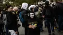 Penggemar film horor menggunakan riasan zombie saat mengikuti acara Zombie Walk di Place de la Republique, Paris, Sabtu (12/10/2019). Sejak 2008, acara Zombie Walk digelar untuk orang-orang yang terobsesi dengan mayat hidup. (Martin BUREAU / AFP)