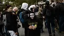 Penggemar film horor menggunakan riasan zombie saat mengikuti acara Zombie Walk di Place de la Republique, Paris, Sabtu (12/10/2019). Sejak 2008, acara Zombie Walk digelar untuk orang-orang yang terobsesi dengan mayat hidup. (Martin BUREAU / AFP)