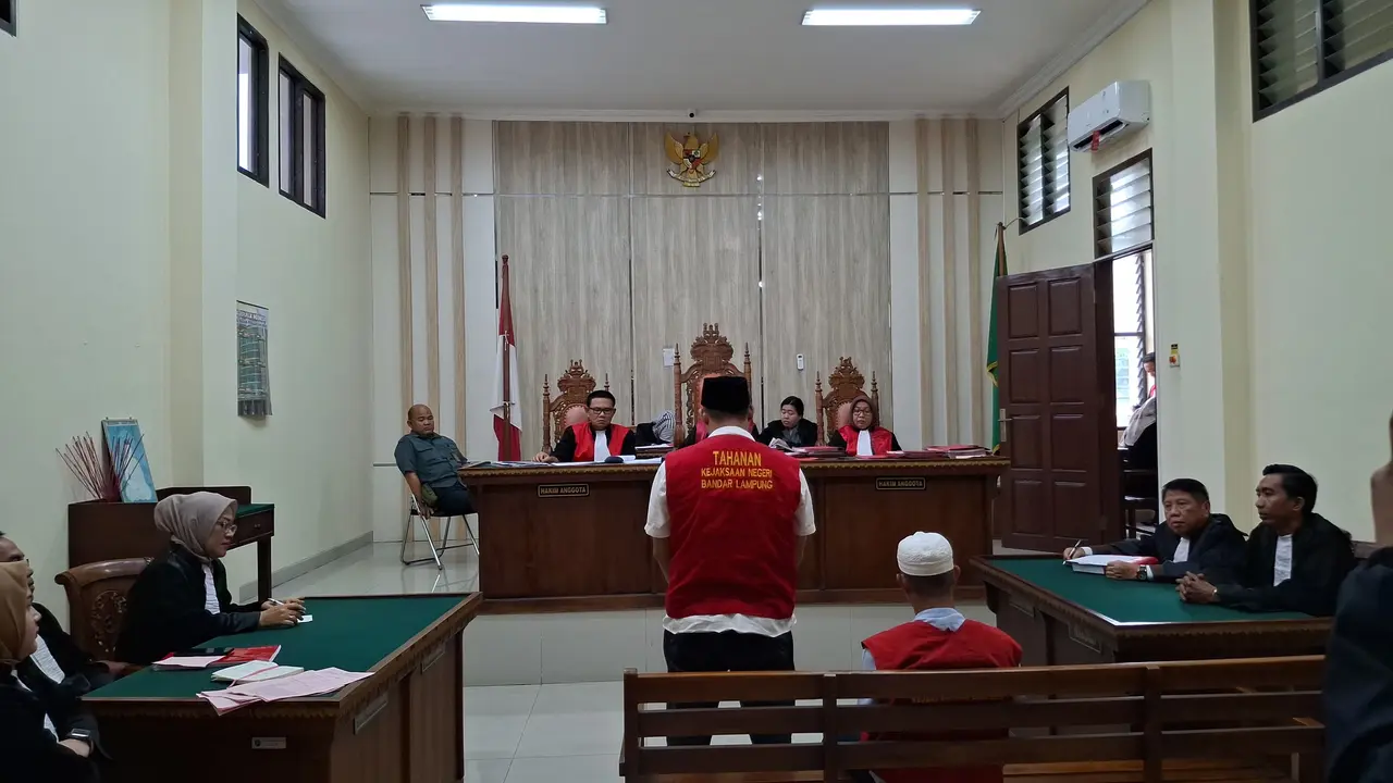 Dua terdakwa kurir sabu puluhan kilogram milik jaringan Fredy Pratama di PN Tanjung Karang. Foto : (Liputan6.com/Ardi)