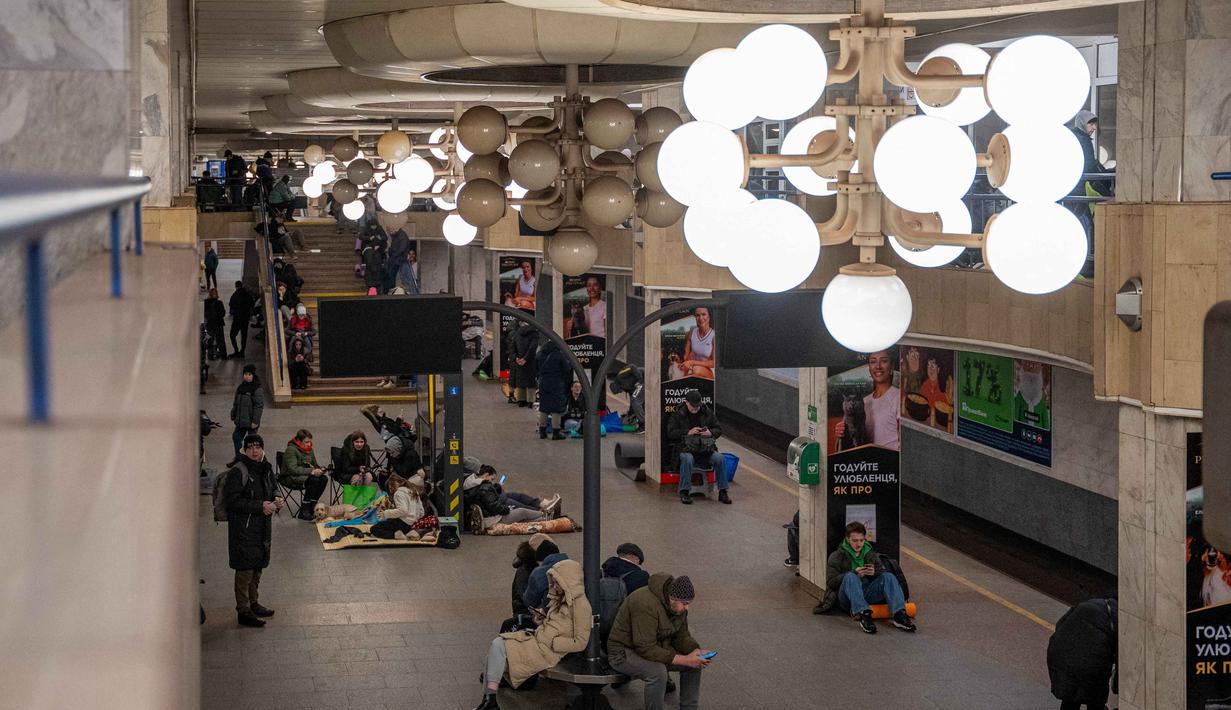 Stasiun ini menjadi tempat yang dirasa paling aman untuk warga Kyiv beristirahat. Tampak dalam foto, warga berlindung di stasiun metro selama serangan pesawat tak berawak dan rudal Rusia di Kyiv, Ukraina, pada 9 Januari 2026 pagi hari waktu setempat, di tengah invasi Rusia ke Ukraina. (Serhii Okunev/AFP)