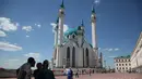 Wisatawan mengunjungi masjid Kul Sharif yang terletak di Kazan, Rusia. Arsitekturnya yang indah menjadikannya sebagai salah satu objek tujuan para pelancong muslim. (AP Photo/Thanassis Stavrakis)