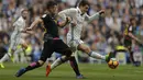 Pemain Real Madrid,  Mateo Kovacic (kanan) menghalau bola dari kejaran pemain Espanyol, Salvador Sevilla pada lanjutan La Liga di Santiago Bernabeu stadium. Madrid, (18/2/2017). Real Madrid menang 2-0. (AP/Francisco Seco)