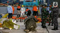 Petugas gabungan melakukan identifikasi pesawat Sriwijaya Air SJ 182 di Dermaga JICT, Tanjung Priok, Jakarta, Kamis (21/1/2021). Operasi SAR korban Sriwijaya Air SJ 182 ditutup setelah berjalan selama 13 hari sejak 9 Januari 2021. (Liputan6.com/Faizal Fanani)