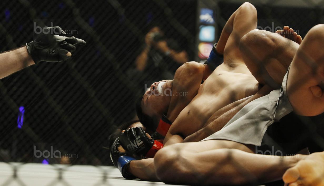 Petarung Indonesia, Stefer Rahardian, saat bertanding melawan petarung Kamboja, Shin Bunsrun, pada One Champhionship di JCC, Senayan, Sabtu (16/9/2017). Stefer hanya memerlukan satu ronde untuk mengalahkan Shin. (Bola.com/M Iqbal Ichsan)