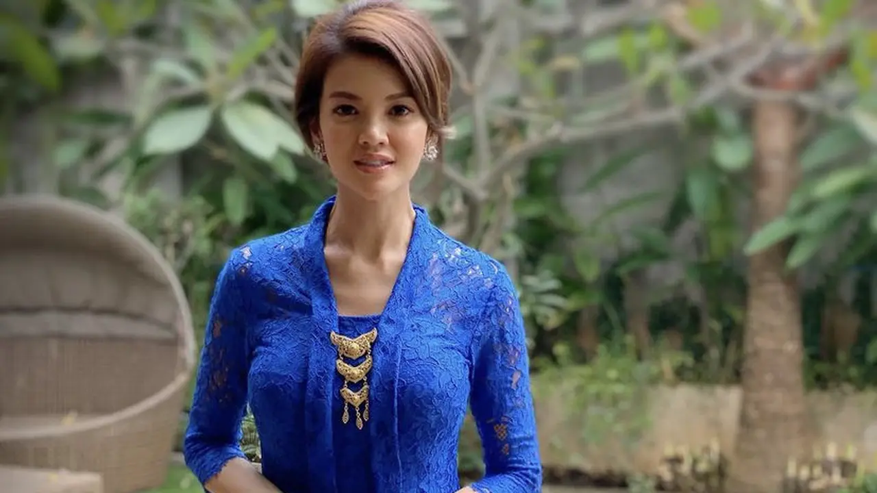 Farah Quinn kebaya anggun