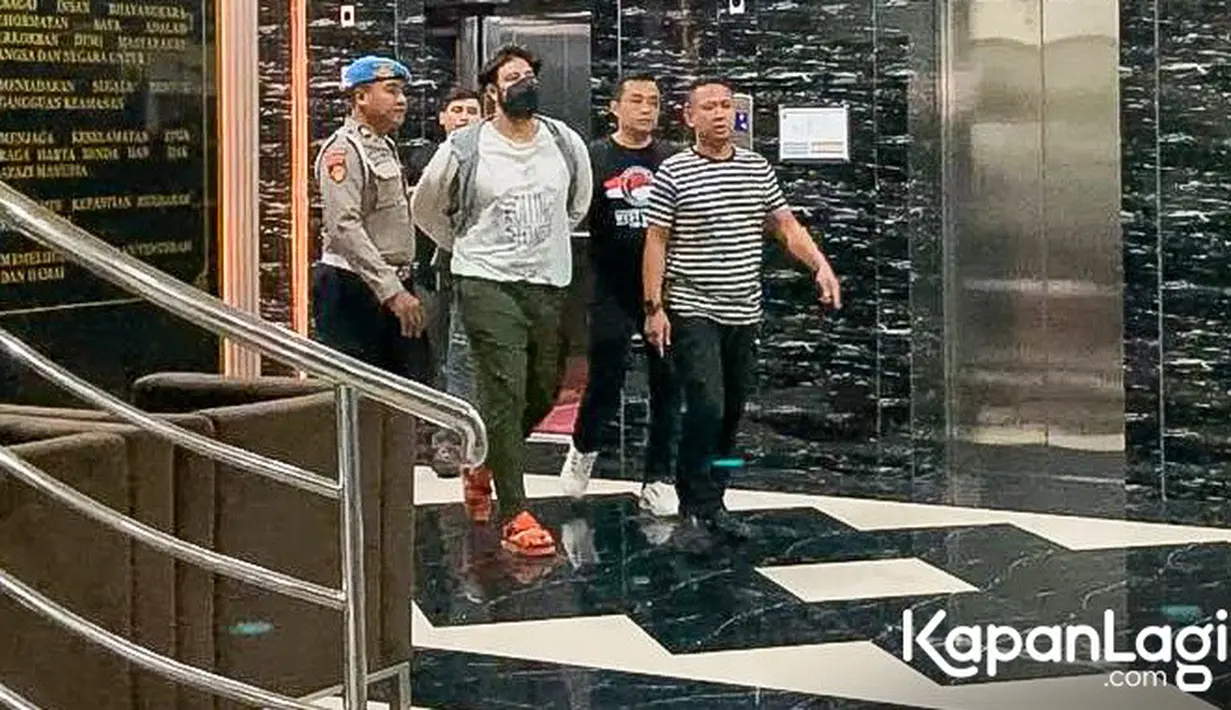 Pria dua orang anak itu menjalani pemeriksaan dengan kaos putih dan celana coklat panjang. Kamis (14/12) sekitar pukul 17.20 WIB, Ammar menjalani pemeriksaan kesehatannya. [Foto: KapanLagi.com®/Muhammad Akrom Sukarya]