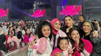 Ashanty tampil mengenakan outfit serba hitam dan pink, biar sama dengan tema girlband-nya. Ia datang bersama keluarga di Konser Blackpink. (Instagram/syahnazs)