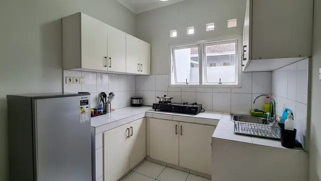 Desain Dapur Kecil 2x2 Meter Muat Kulkas dan Kitchen Set/ Ilustrasi AI
