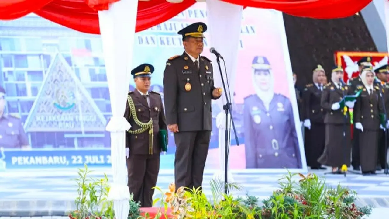 Kepala Kejati Riau Uung Abdul Syakur menjadi pembina upacara Hari Bhakti Adhyaksa.