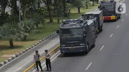 Kendaraan taktis Kepolisian disiagakan di ruas Jalan Medan Merdeka Barat, Jakarta, Senin (28/10/2019). Penutupan ini antisipasi aksi unjuk rasa mahasiswa mendesak Presiden Jokowi segera mengeluarkan Perppu KPK. (Liputan6.com/Helmi Fithriansyah)