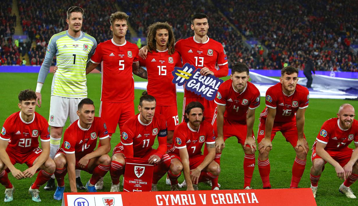 Formasi ini juga pernah tertangkap kamera ketika Kualifikasi Euro 2020. Saat itu Timnas Wales sedang berhadapan dengan Timnas Kroasia. Pose Ben Davies dan Tom Lockyer terkesan tak kompak dengan yang lain, serta barisan belakang yang kurang bergeser selangkah ke kanan. (Foto: AFP/Geoff Caddick)