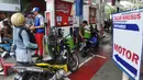 Pelanggan melakukan pengisian BBM di SPBU Pertamina, Jakarta, Kamis (15/6). Pertamina mengadakan program diskon mudik pertamax yang berlaku di SPBU bertanda khusus. (Liputan6.com/Angga Yuniar)