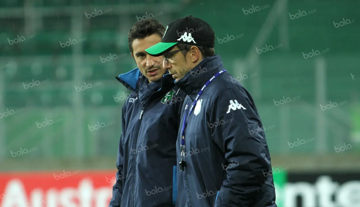 Pelatih Sassuolo, Eusebio Di Francesco (kanan), berbincang dengan stafnya saat memasuki lapangan Stadion Allianz. (Bola.com/Reza Khomaini)