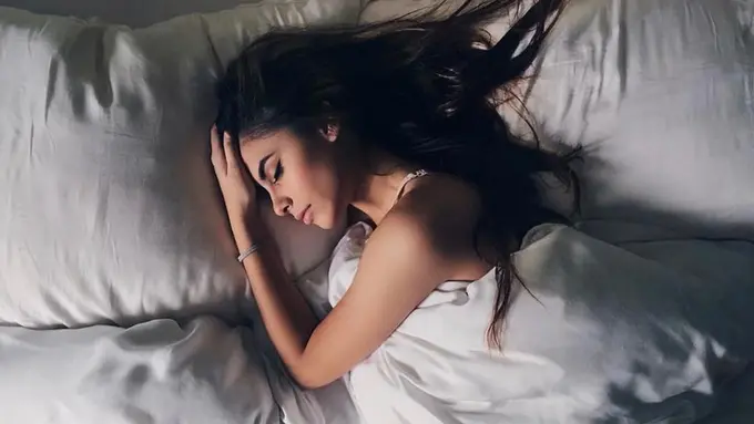 [Bintang] Seksi, Begini 8 Pose Artis Indonesia Saat di Atas Ranjang