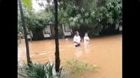 Akibat genangan air yang tak kunjung surut di Kelapa Gading itu, sejauh mata memandang hanya banjir yang nampak.