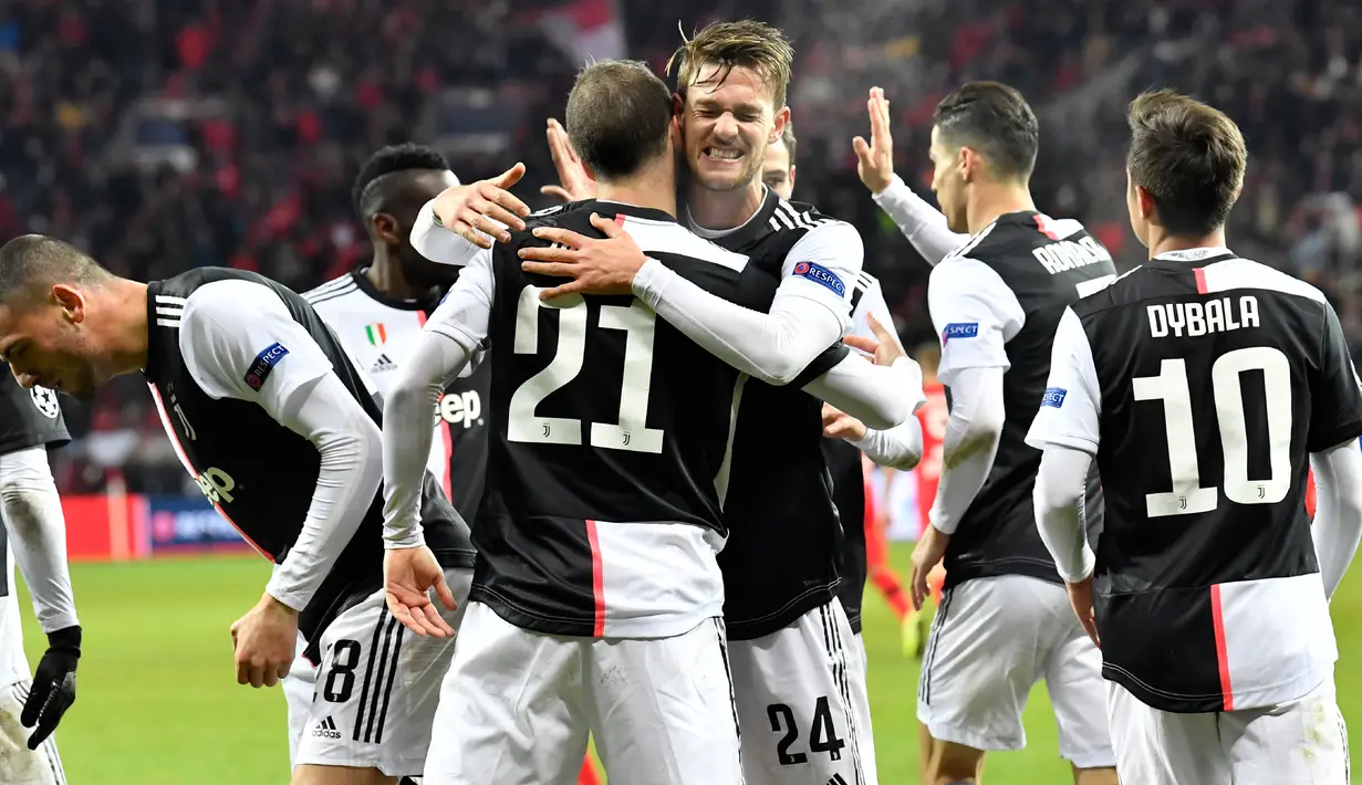 Pemain Juventus Gonzalo Higuain merayakan dengan rekan satu timnya setelah mencetak gol ke gawang Bayer Leverkusen pada pertandingan Grup D Liga Champions di Bay Arena, Leverkusen, Jerman, Rabu (11/12/2019). Gol Ronaldo dan Higuain bawa Juventus menang 2-0. (AP Photo/Martin Meissner)