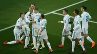 Pemain Real Madrid merayakan gol kedua yang diicetak oleh Casemiro saat melawan PSG dalam pertandingan Liga Champions leg kedua di stadion Parc des Princes di Paris (6/3). (AFP/Thomas Samson)