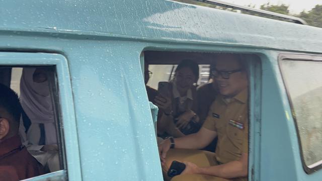 Wakil Menteri Dalam Negeri Bima Arya Sugiarto naik angkutan kota (angkot) 16 jurusan Kampung Melayu-Pasar Minggu (Istimewa)