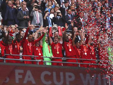 Liverpool sukses menaklukkan Chelsea dalam final Piala FA 2021/2022, Sabtu (14/5/2022). The Reds berhasil mengangkat Piala FA usai menang adu pinalti dari The Blues. (AP/Ian Walton)