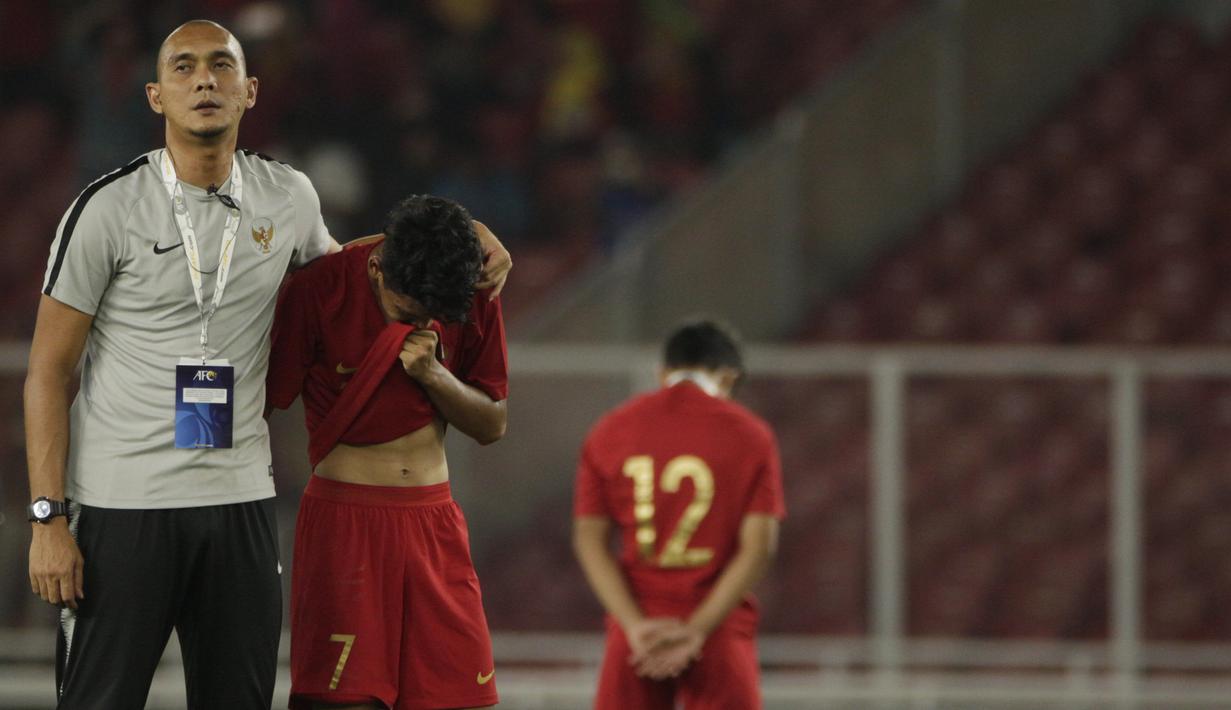 Pelatih kiper Timnas Indonesia U-16, Markus Haris Maulana, bersama Faizal Shaifullah usai melawan China pada Kualifikasi Piala AFC U-16 2020 di SUGBK, Jakarta, Minggu (22/9). Kedua negara bermain imbang 0-0. (Bola.com/Vitalis Yogi Trisna)