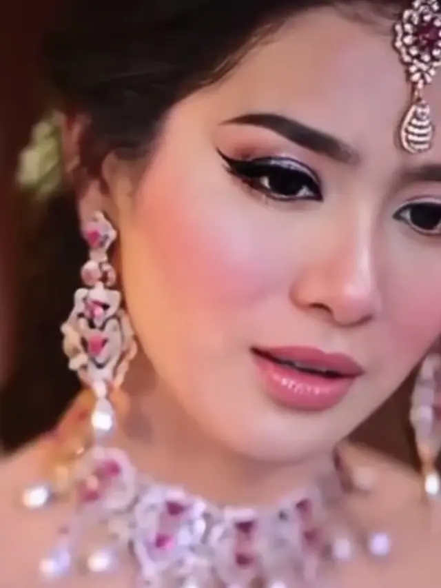 6 Potret Bunga Zainal Pakai Lehenga, Gayanya Bak Pengantin India