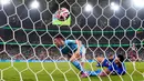 Sang juara Eropa lantas menggandakannya di menit ke-27 melalui gol bunuh diri Nino. (AP Photo/Manu Fernandez)