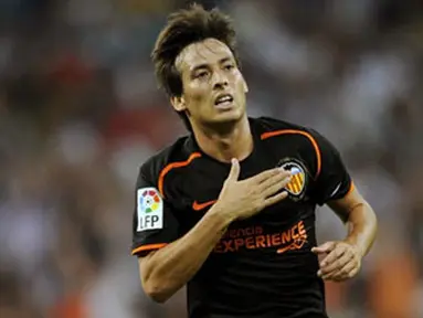 Valencia's Silva celebrates scoring against Real Madrid during their Spanish Super Cup match at Santiago Bernabeu in Madrid, on August 24, 2008. AFP PHOTO/Dani POZO