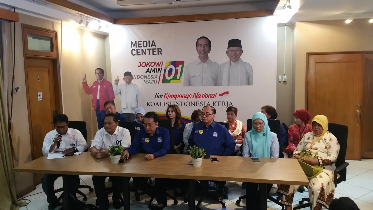 Keluarga korban tragedi trisakti menyambangi kantor Tim Kampanye Nasional (TKN) Jokowi-Ma'ruf Amin. (Liputan6.com/Nanda Perdana Putra)
