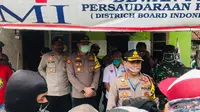 Polisi bersama TNI memberikan bantuan kepada korban PHK saat peringatan May Day. (Liputan6.com/Bam Sinulingga)