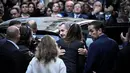 Sebelum masuk ke dalam mobil yang akan membawanya ke lembaga pemasyarakatan La Sante, Nicolas Sarkozy menyempatkan memeluk istrinya, Carla Bruni-Sarkozy. (JULIEN DE ROSA/AFP)