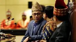 Ketua MPR Zulkifli Hasan berbicara dengan cagub dan cawagub Lampung saat hadir pada sosilisasi Empat Pilar MPR di Jakarta, Jumat (9/3). Sosialisasi ini juga dikuti oleh Forum Komunikasi Persaudaraan Lampung Perantauan (FK-PLP). (Liputan6.com/JohanTallo)