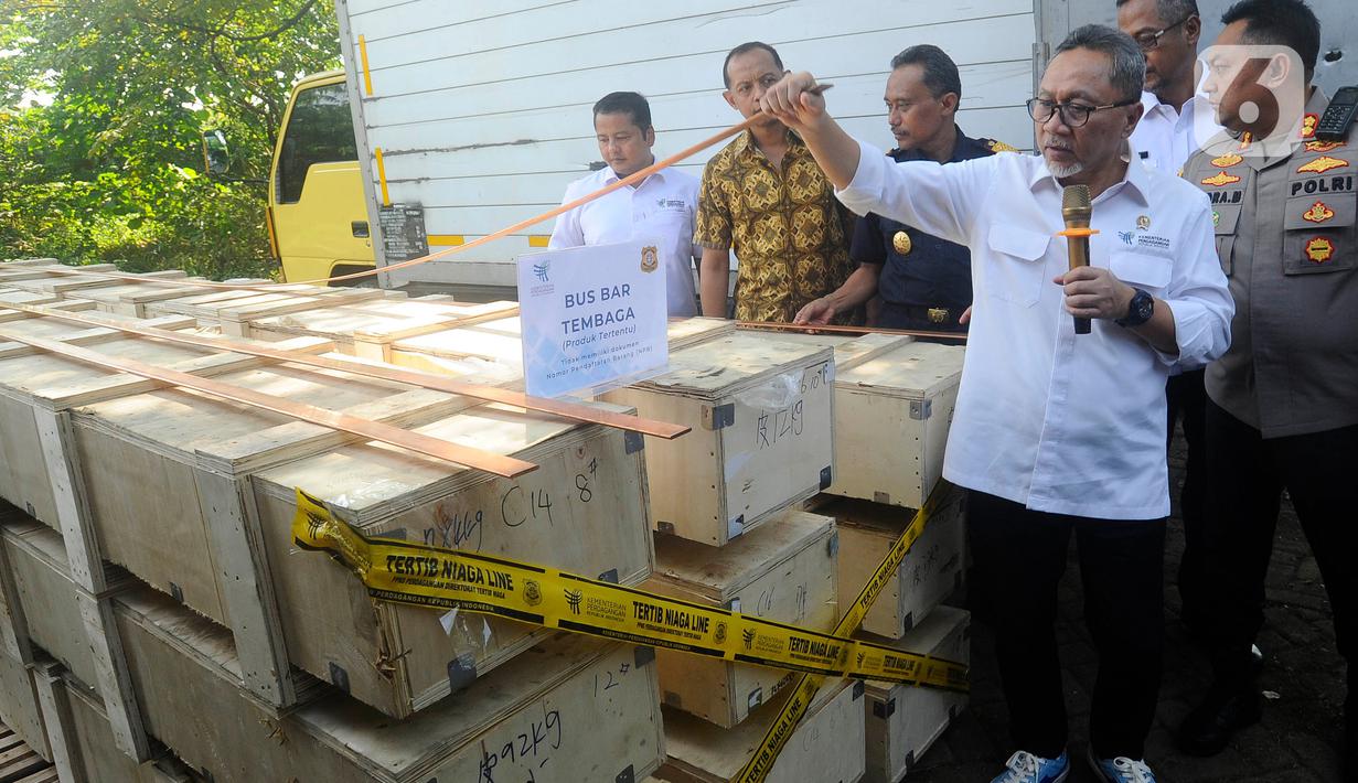 Menteri Perdagangan RI Zulkifli Hasan memeriksa tembaga yang diimpor secara ilegal saat kegiatan  Pemusnahan Barang Tindak Lanjut hasil Pengawasan Post Border di kawasan Keroncong, Kota Tangerang, Banten, Jumat (9/6/2023). (merdeka.com/Arie Basuki)