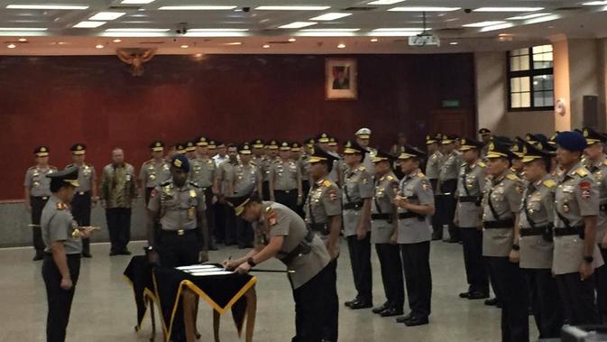 Kapolri Jenderal Pol Tito Karnavian melantik dan memimpin serah terima jabatan Kabareskrim dan 10 pejabat tinggi Polri lainnya, Kamis (24/1/2019). (Liputan6.com/Nafiysul Qodar)