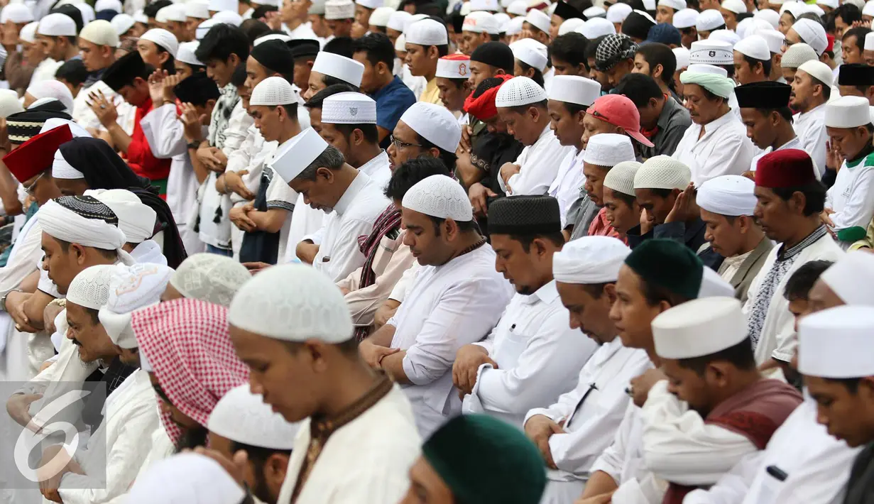 Massa gabungan ormas Islam melaksanakan salat saat mendatangi Balai Kota menuntut Ahok untuk ditindak karena dianggap telah melecehkan agama Islam terkait ucapannya mengenai Surat Al-Maidah ayat 51 Jakarta, Jumat (14/10). (Liputan6.com/Immanuel Antonius)