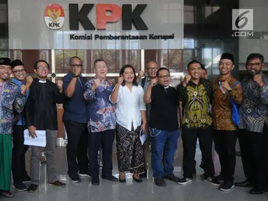 Sejumlah pemuka agama dari berbagai lembaga keumatan berfoto bersama dengan perwakilan pegawai KPK usai menyampaikan pernyataan sikap dukungan terhadap KPK di Jakarta, Selasa (10/9/2019). Mereka menolak usulan revisi Undang-Undang Nomor 30 Tahun 2002 tentang KPK. (merdeka.com/Dwi Narwoko)