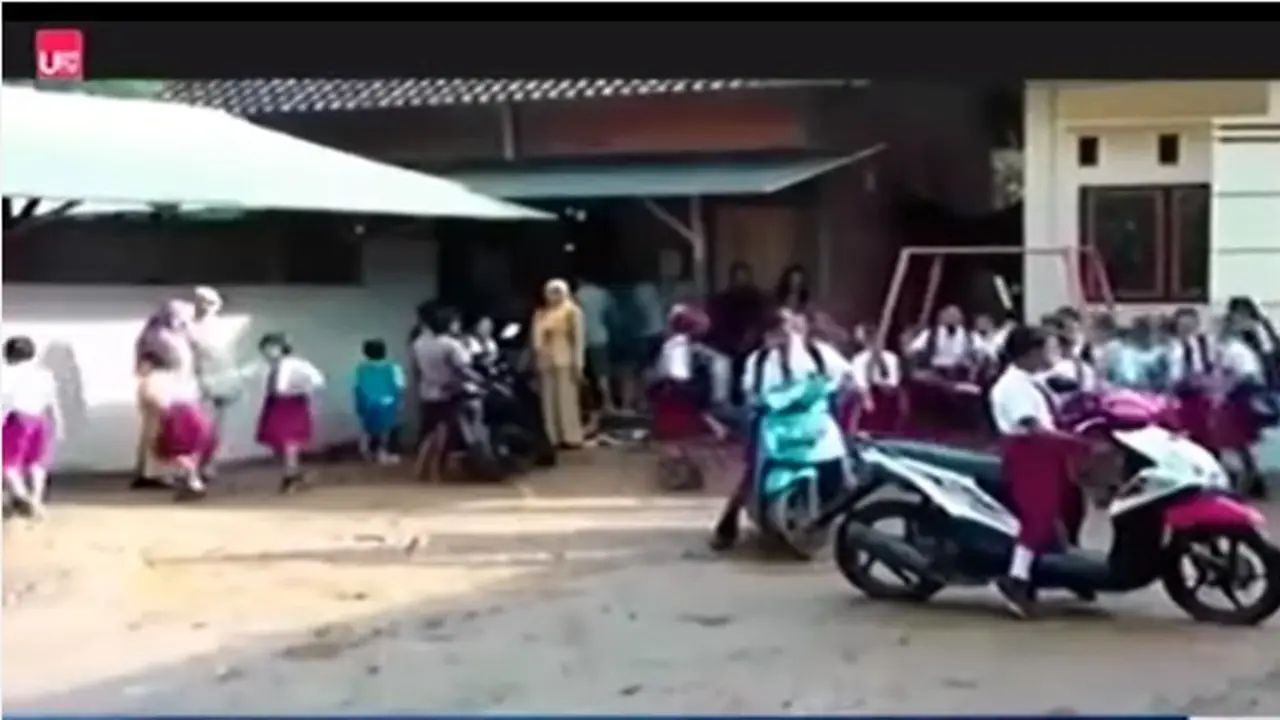 [Bintang] Kacau! Siswa SD di Trenggalek, Jawa Timur ke Sekolah Bawa Motor 