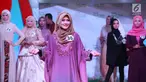 Peserta memeragakan busana pada acara Hijab Hunt 2018 di Jakarta, Minggu (6/5). Kegiatan ini digagas oleh Baitul Muslimin Indonesia (Bamusi). (Liputan6.com/Angga Yuniar)